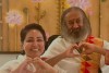 मुश्किल वक्त में आध्यात्म की ओर मुड़ रहीं हिना खान, पहुंची श्रीश्री रविशंकर के आश्रम