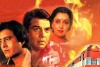 'द बर्निंग ट्रेन' ही नहीं, रेल में बनी ये हॉरर थ्रिलर, 7.6 है रेटिंग